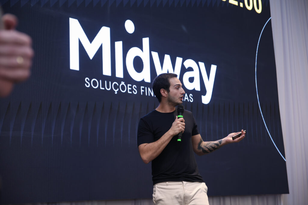 Felipe Moraes Coletti apresenta o painel de UX estratégico na Midway, mostrando como o design e a inteligência artificial explicável (XAI) se conectam a métricas de negócio.